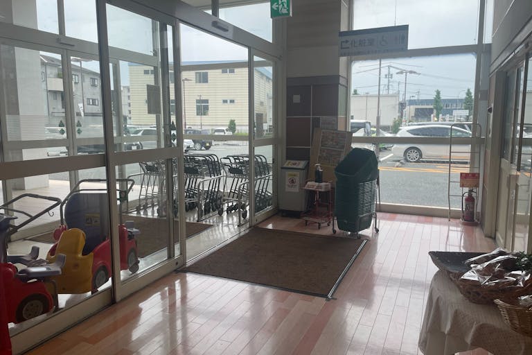 【イワサキACE川尻店】プロモーションに最適な視認性の高い風除室ペースの画像3