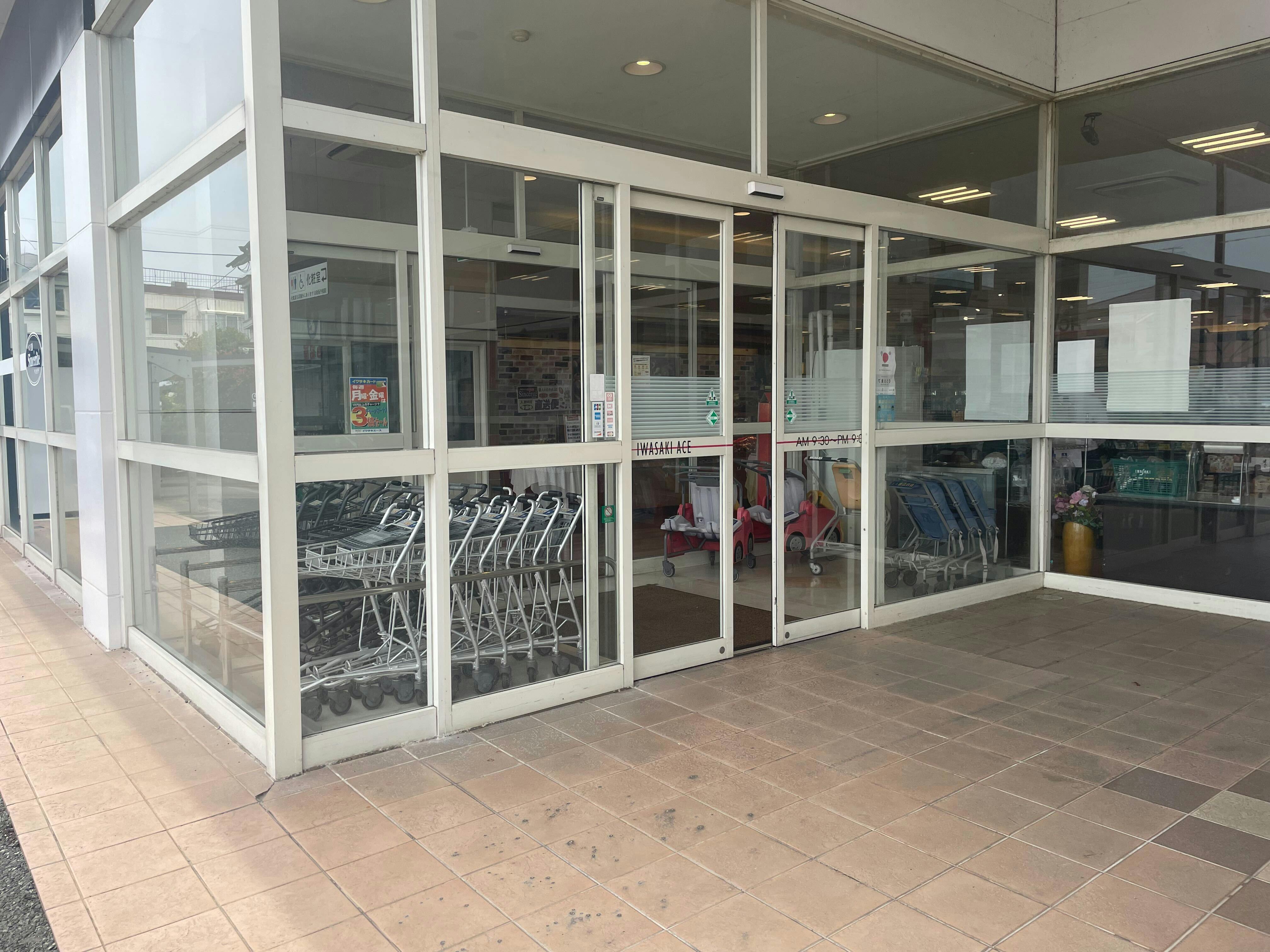 【イワサキACE川尻店】プロモーションに最適な視認性の高い風除室ペース