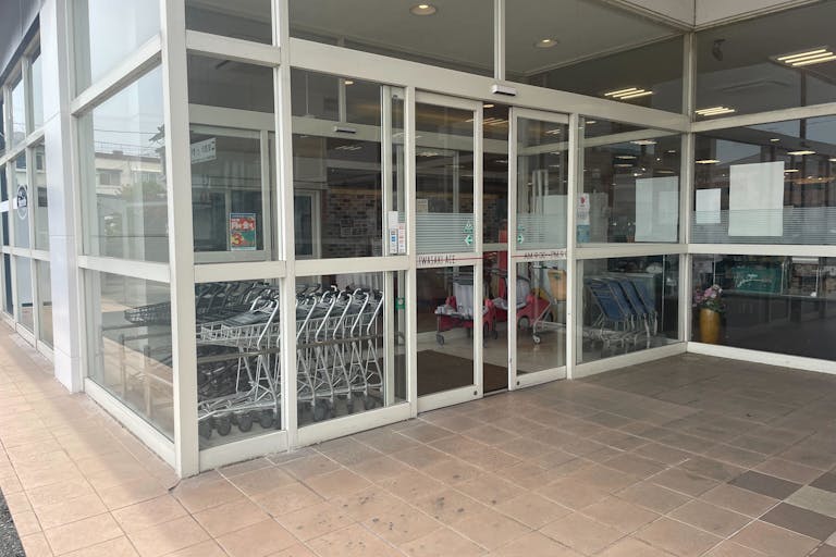 【イワサキACE川尻店】プロモーションに最適な視認性の高い風除室ペースの画像2