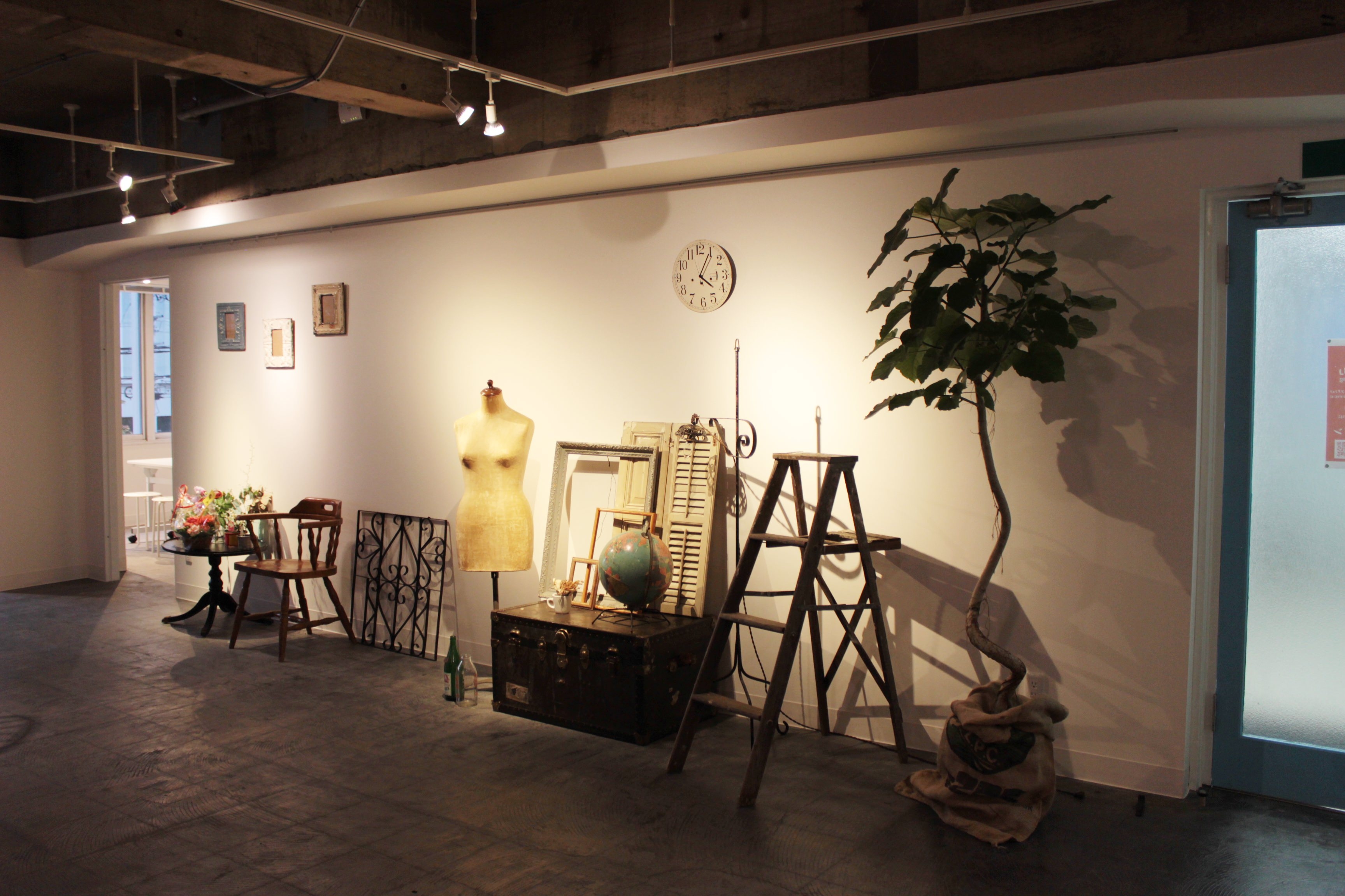 ピクチャーレール付き壁