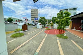 【新座・朝霞ハウジングステージ】各種ポップアップストアやプロモーションイベントに最適な会場中央に位置した住宅展示場内インフォメーション前にあるイベントスペース