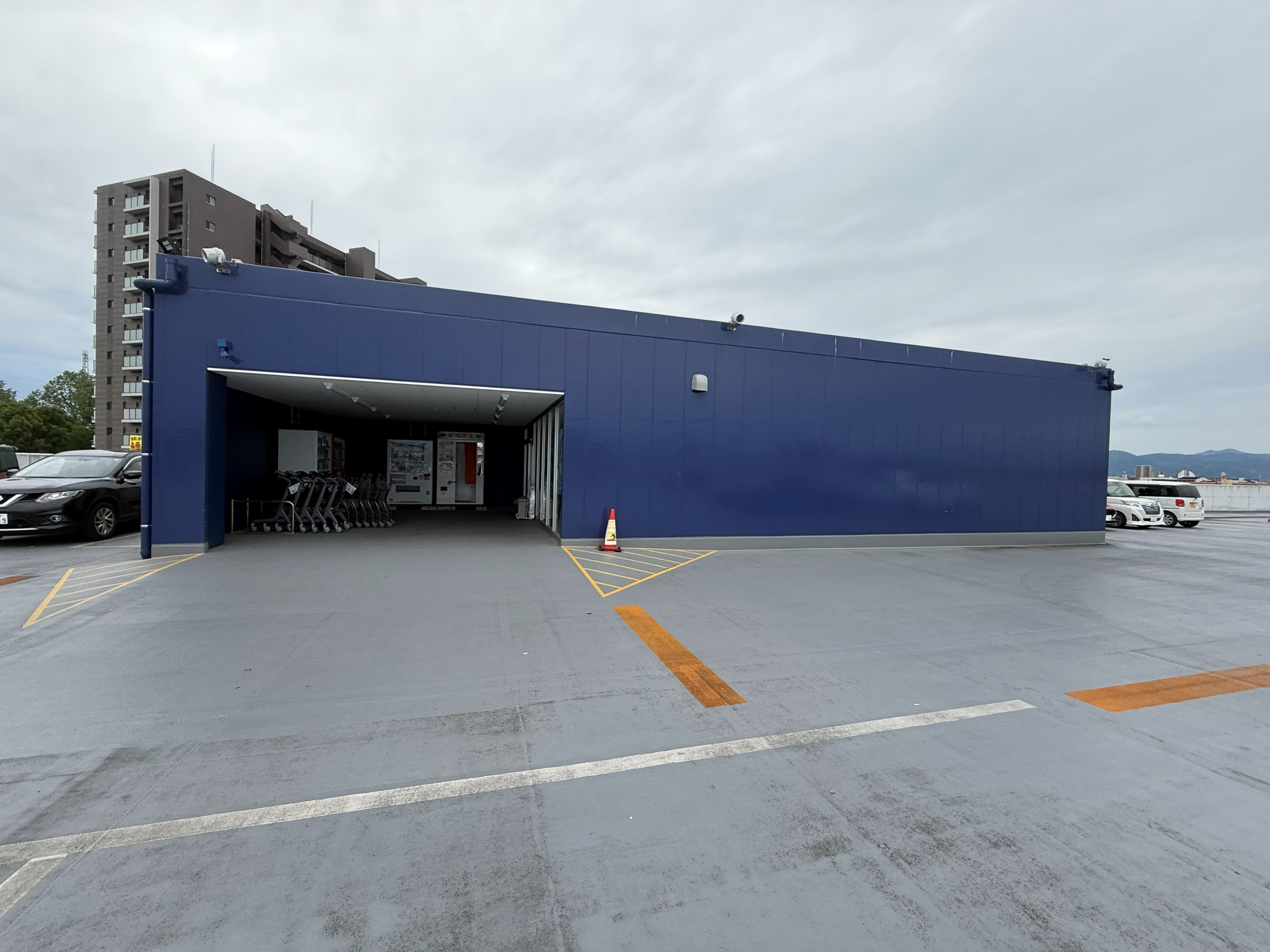 【スーパーセンタートライアル尾ノ上店】食物販やPR活動に最適な店内「2F風除室 スペース」