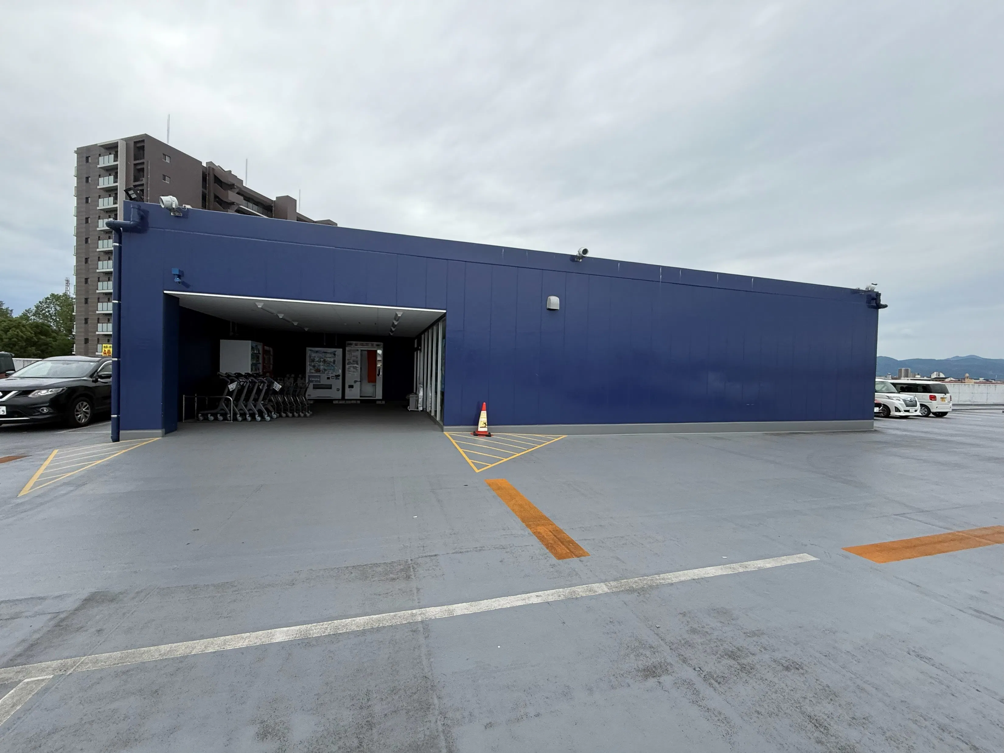 【スーパーセンタートライアル尾ノ上店】食物販やPR活動に最適な店内「2F風除室 スペース」