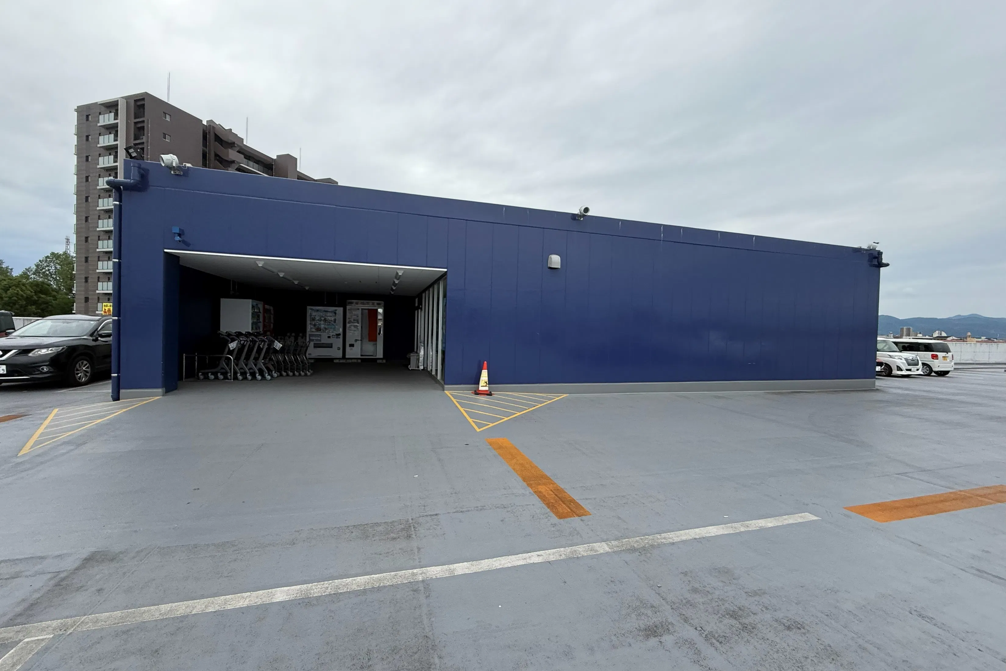 【スーパーセンタートライアル尾ノ上店】食物販やPR活動に最適な店内「2F風除室 スペース」