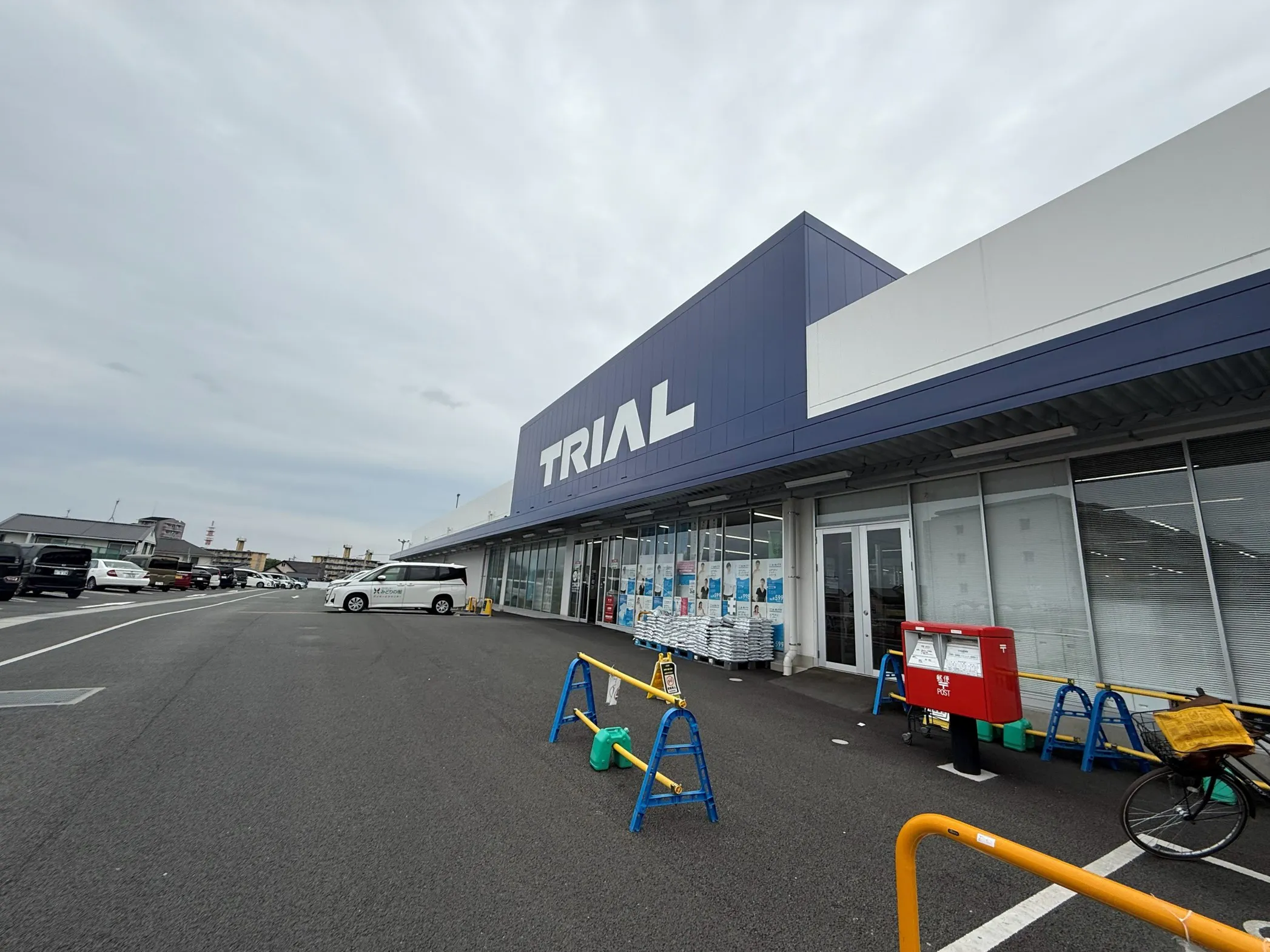 【スーパーセンタートライアル尾ノ上店】食物販やPR活動に最適な店内「2F風除室 スペース」