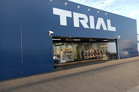 【スーパーセンタートライアル花巻店】【ポーチ前:左側】食物販の出店が可能なトライアルマルシェ(キッチンカー/テント・スペース)