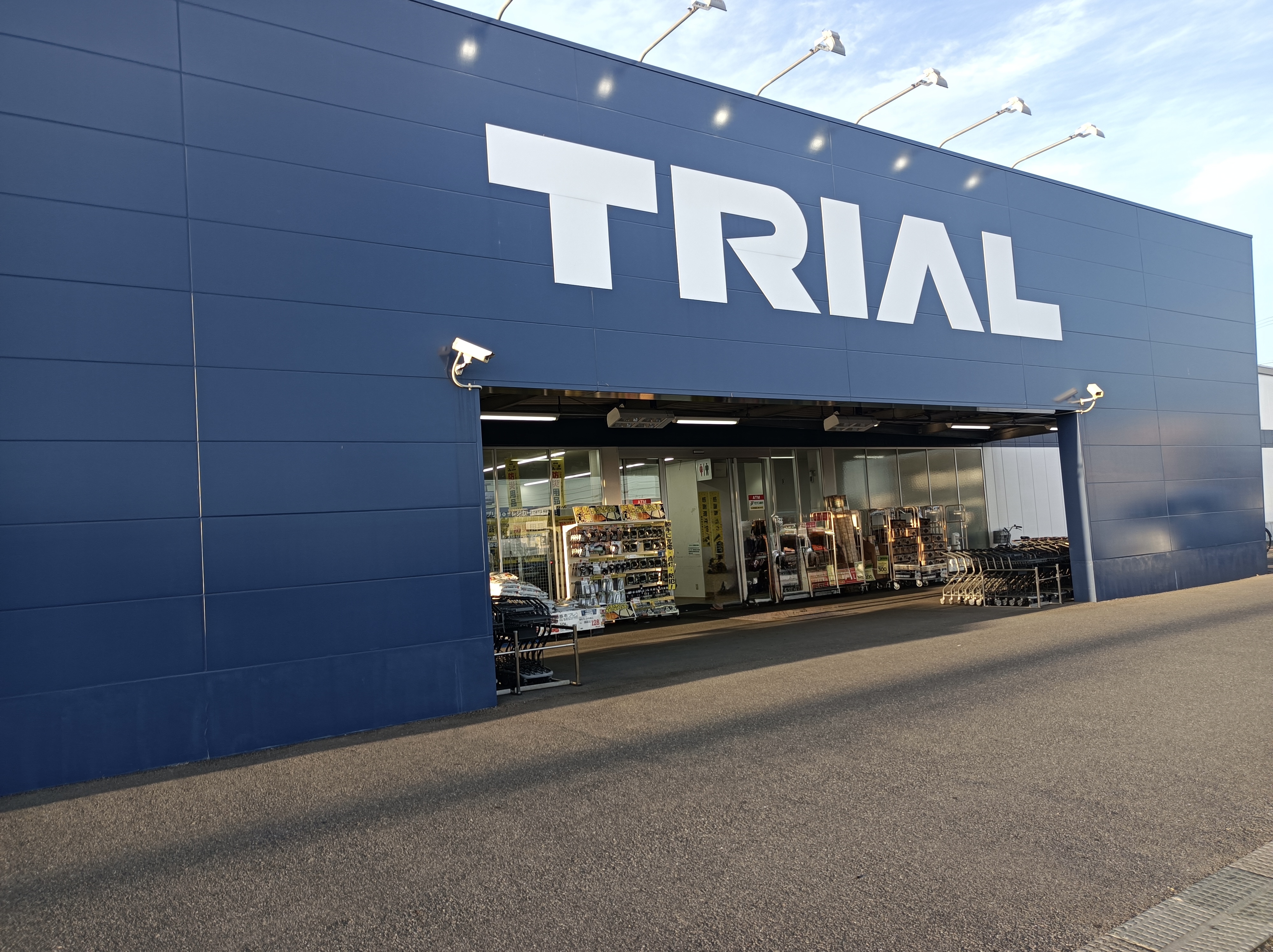 【スーパーセンタートライアル花巻店】【ポーチ前：左側】食物販の出店が可能なトライアルマルシェ（キッチンカー/テント・スペース）