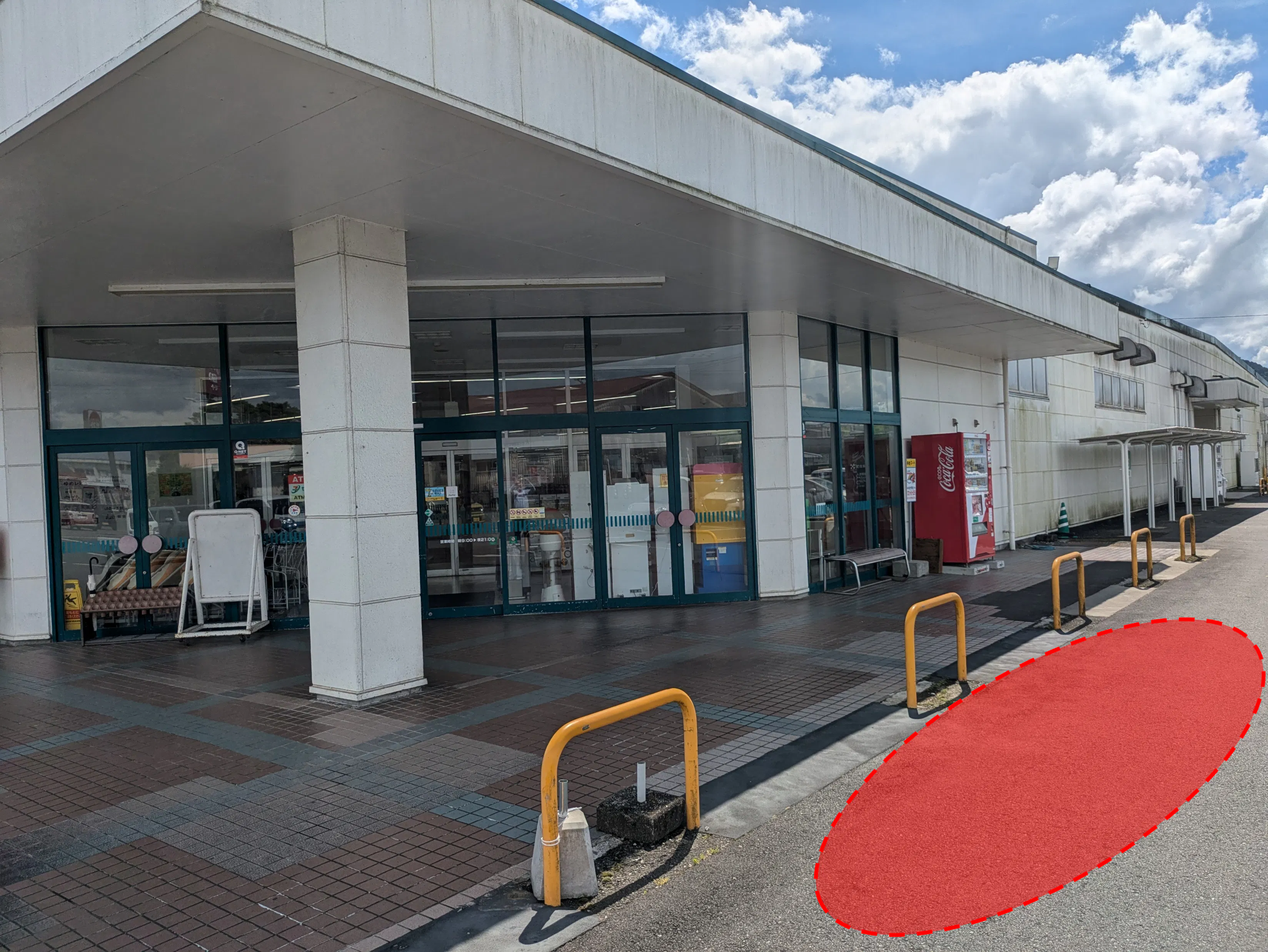 【ゆめマート人吉】店頭　駐車場側　キッチンカーや食物販、プロモーションに利用可能なスーパーの店頭スペース