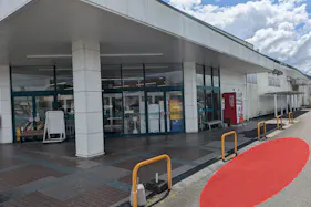 【ゆめマート人吉】店頭 駐車場側 キッチンカーや食物販、プロモーションに利用可能なスーパーの店頭スペース