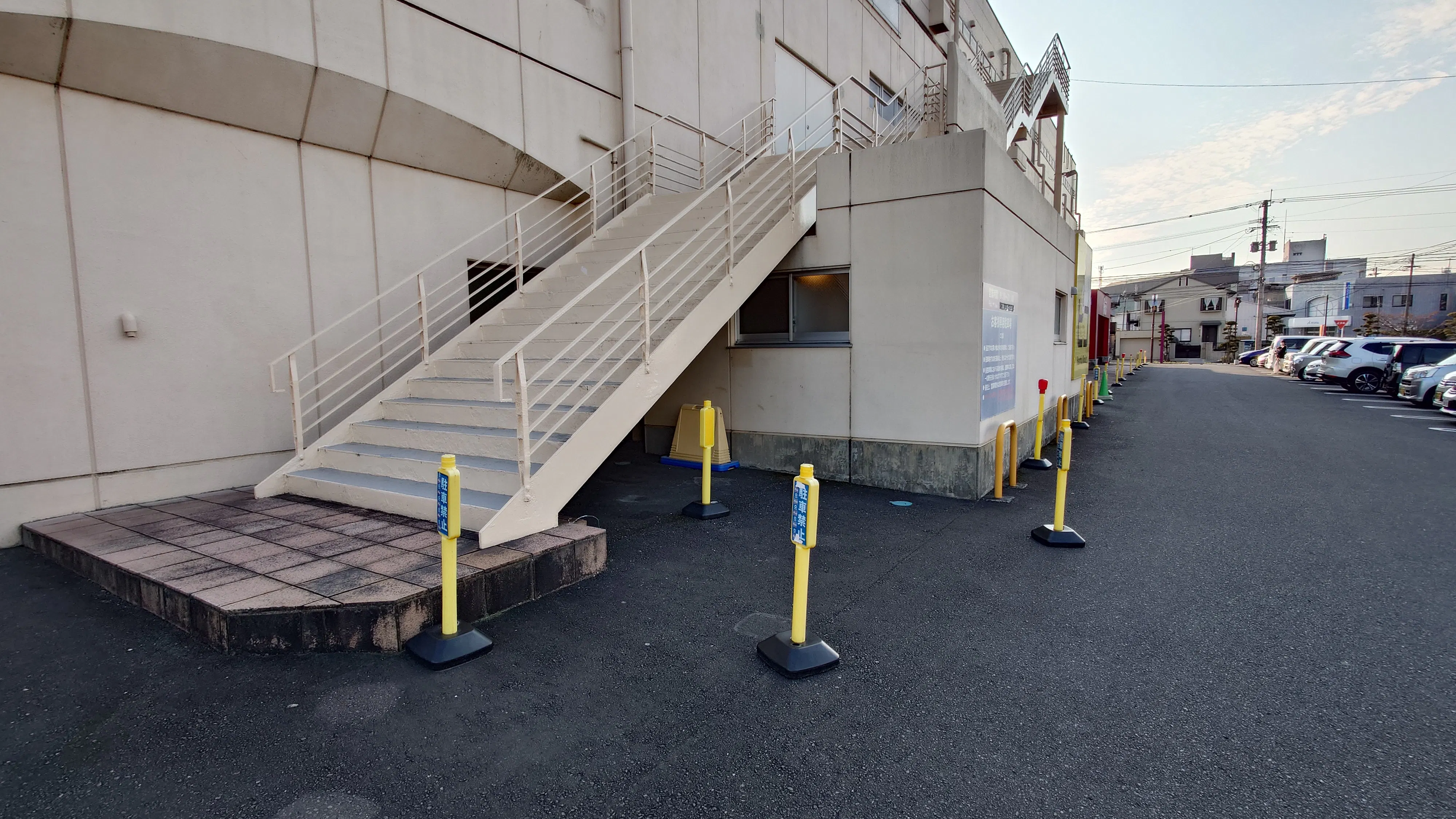 【ピコ】キッチンカー出店に最適な非常階段横の屋外スペース