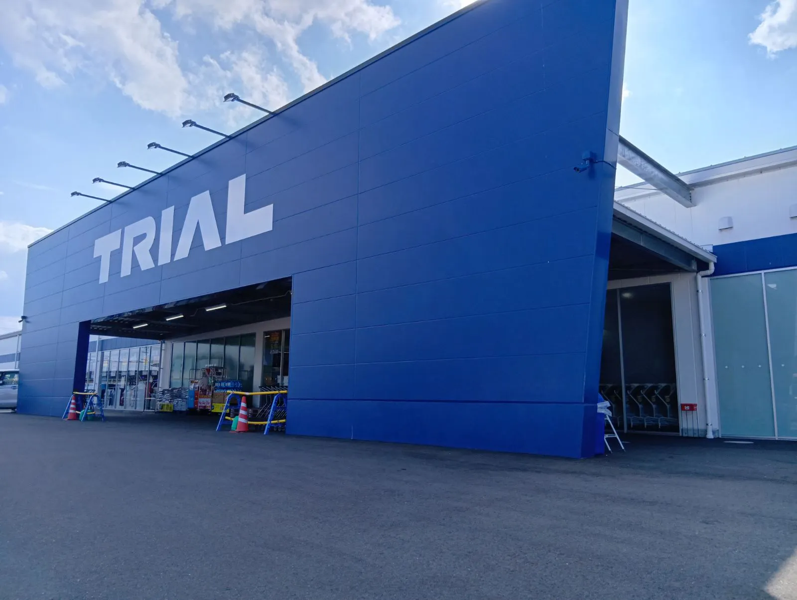 【スーパーセンタートライアル三豊店】販促プロモ活動に最適な トライアル三豊店『風除室』スペース