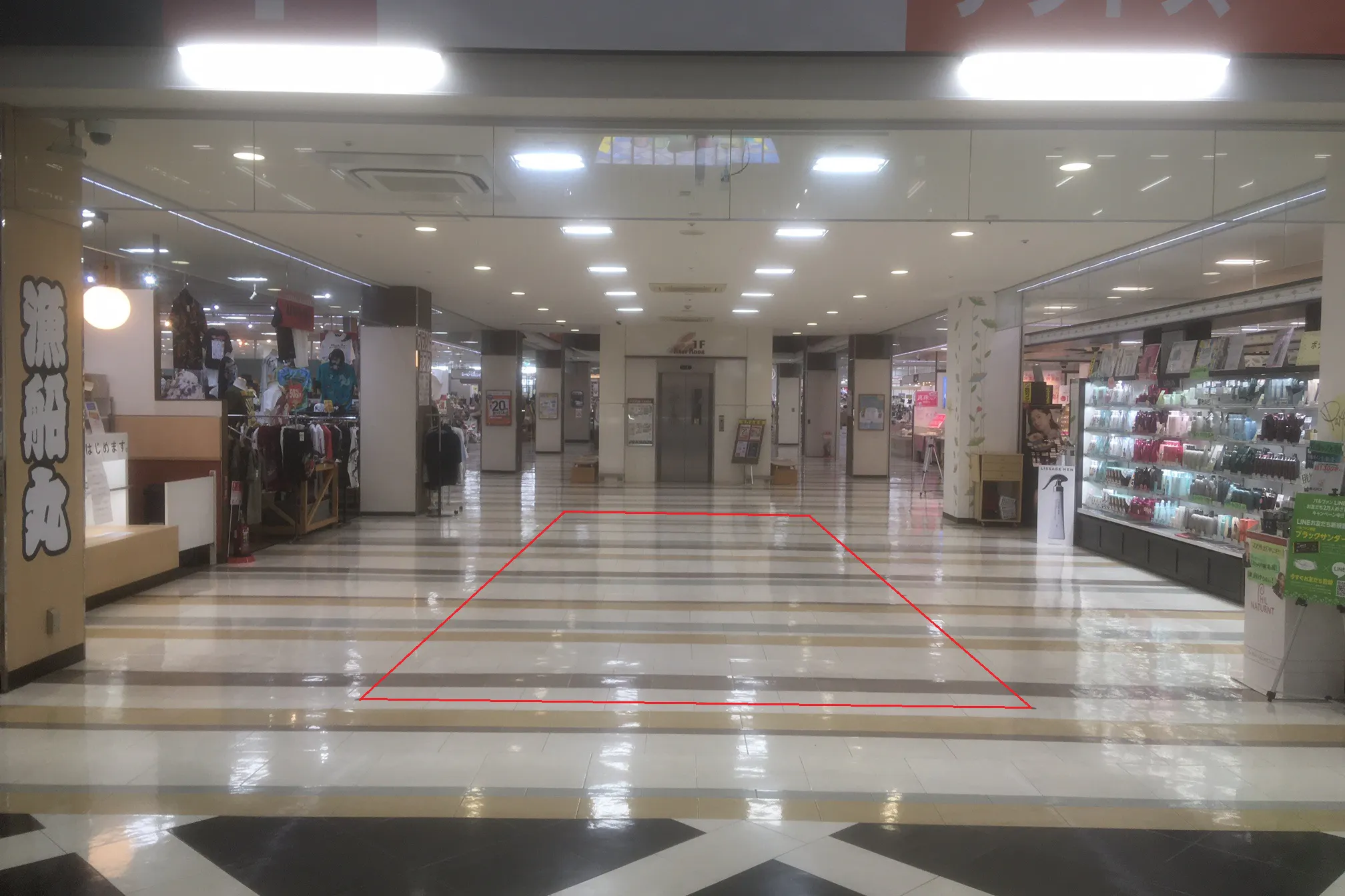 【おしろタウンSHAO】ポップアップストアに適した食品レジ近くの1階メインエスカレーター前