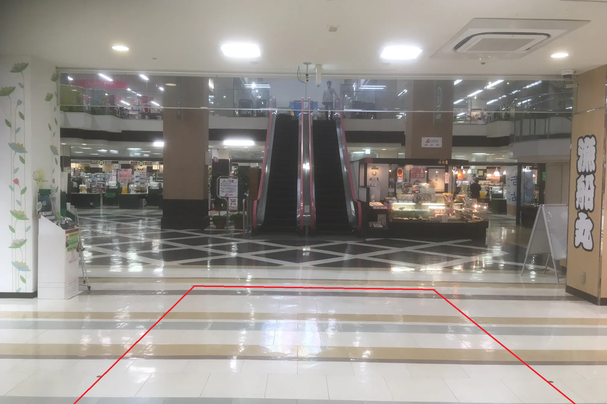 【おしろタウンSHAO】ポップアップストアに適した食品レジ近くの1階メインエスカレーター前
