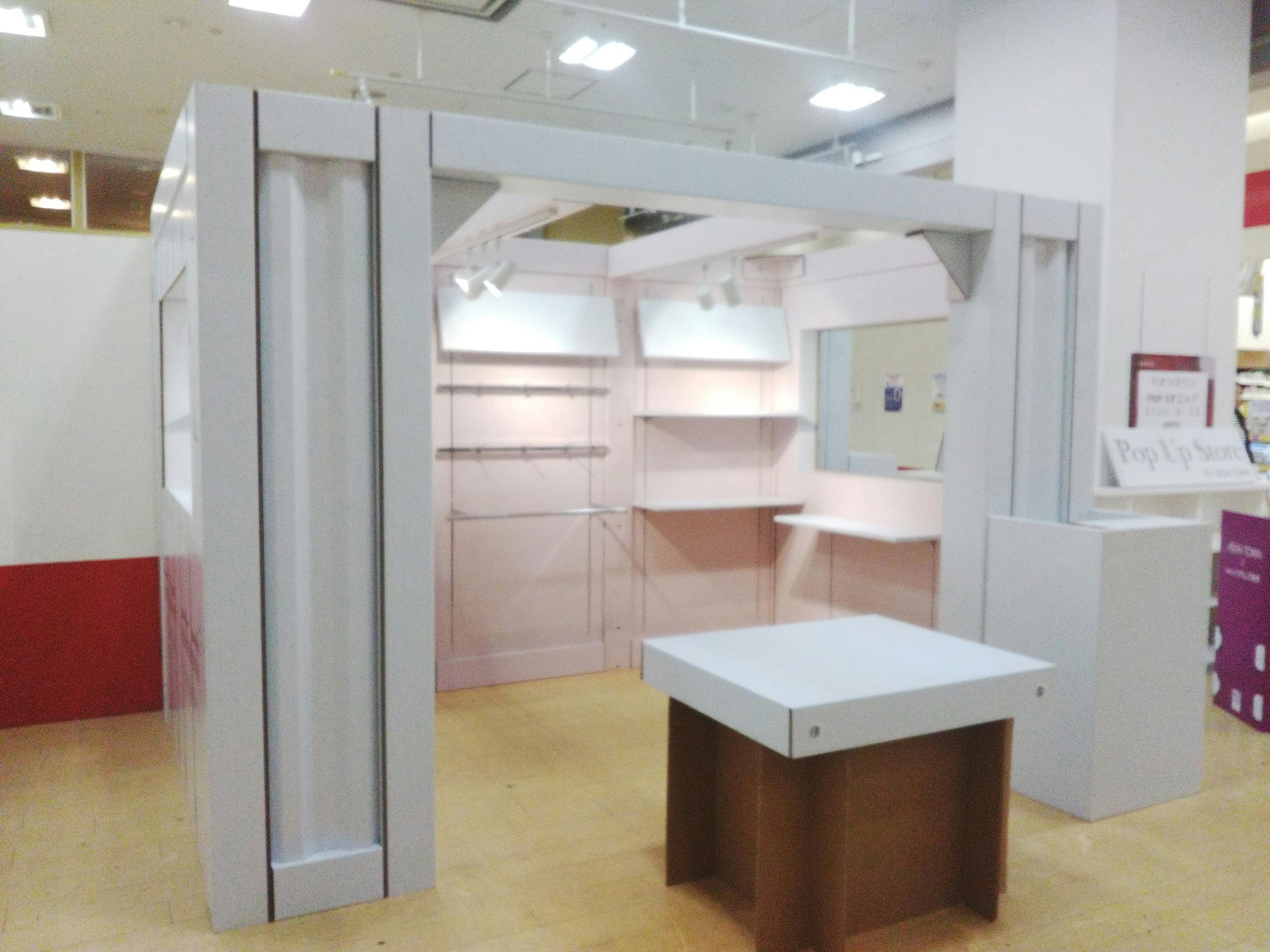 【イオンタウン守谷／POPUPピンク】ポップアップストアに最適な什器も充実したポップアップストア特設スペース