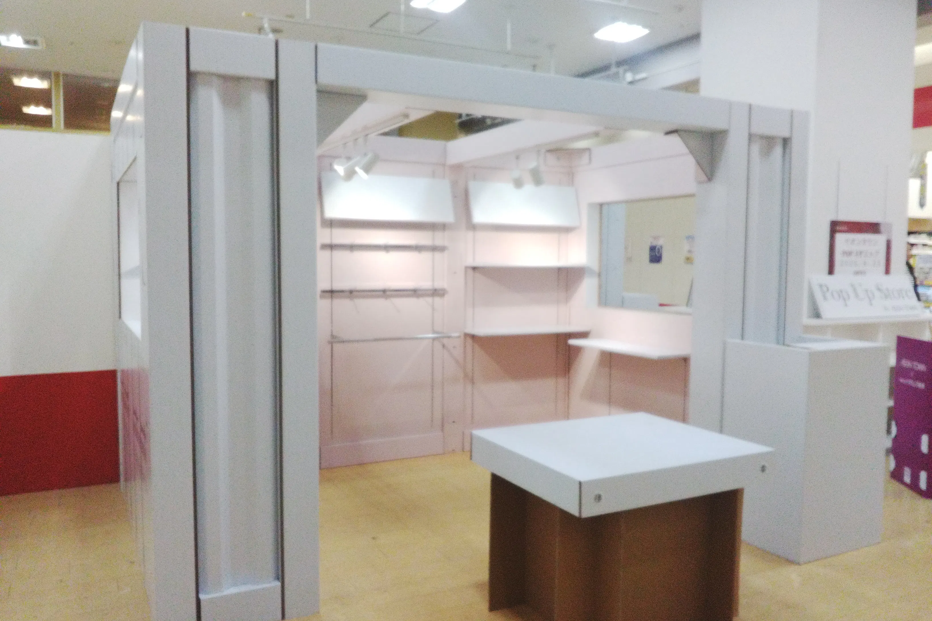 【イオンタウン守谷/POPUPピンク】ポップアップストアに最適な什器も充実したポップアップストア特設スペース