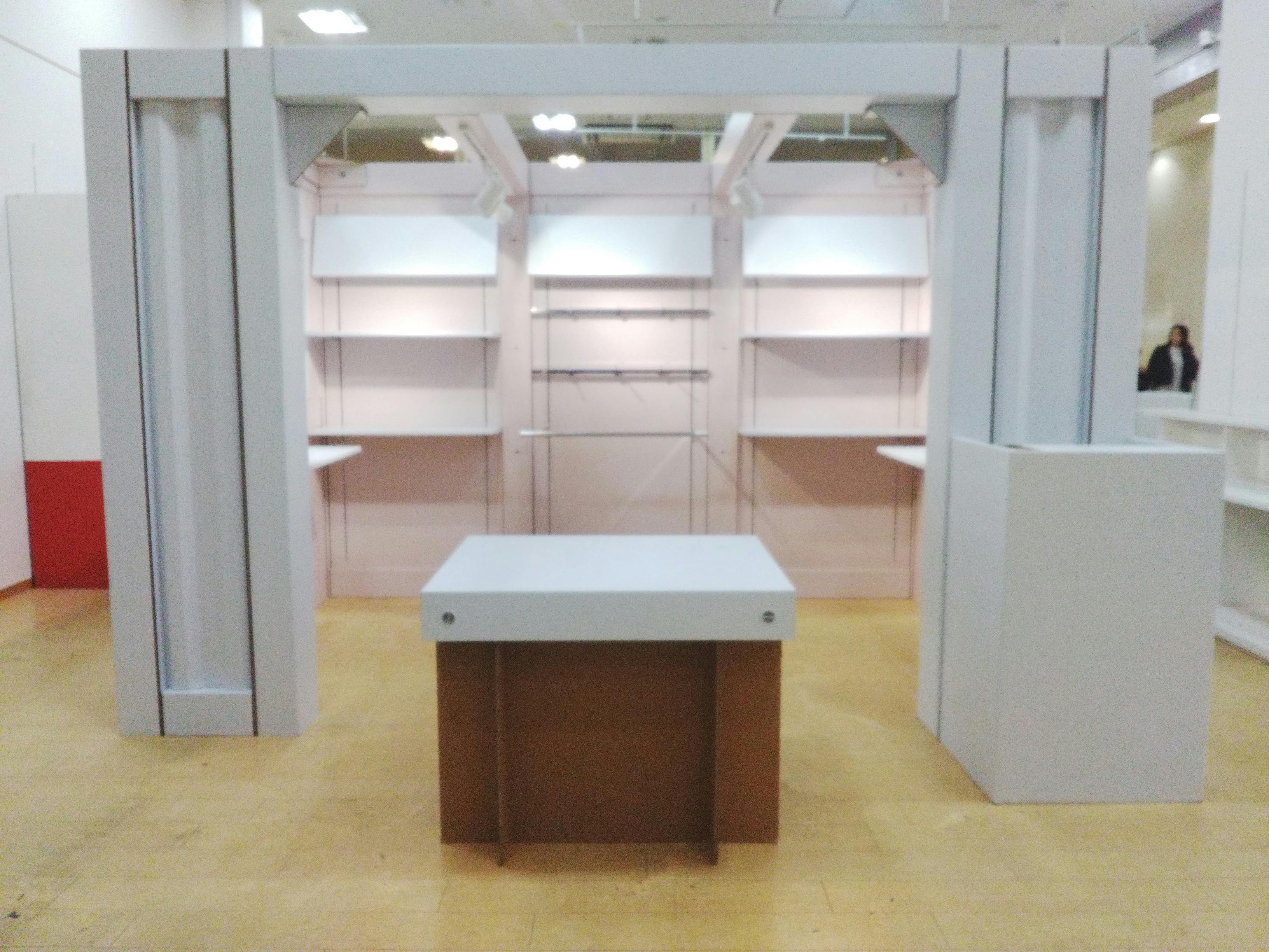 【イオンタウン守谷／POPUPピンク】ポップアップストアに最適な什器も充実したポップアップストア特設スペースの画像