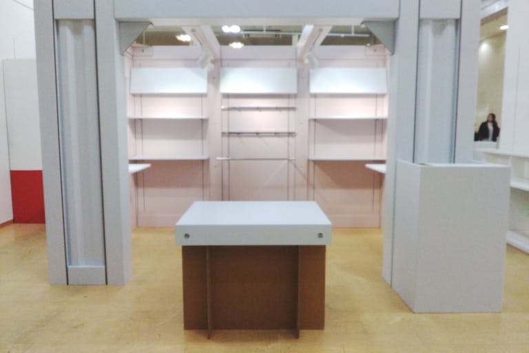 【イオンタウン守谷/POPUPピンク】ポップアップストアに最適な什器も充実したポップアップストア特設スペースの画像1