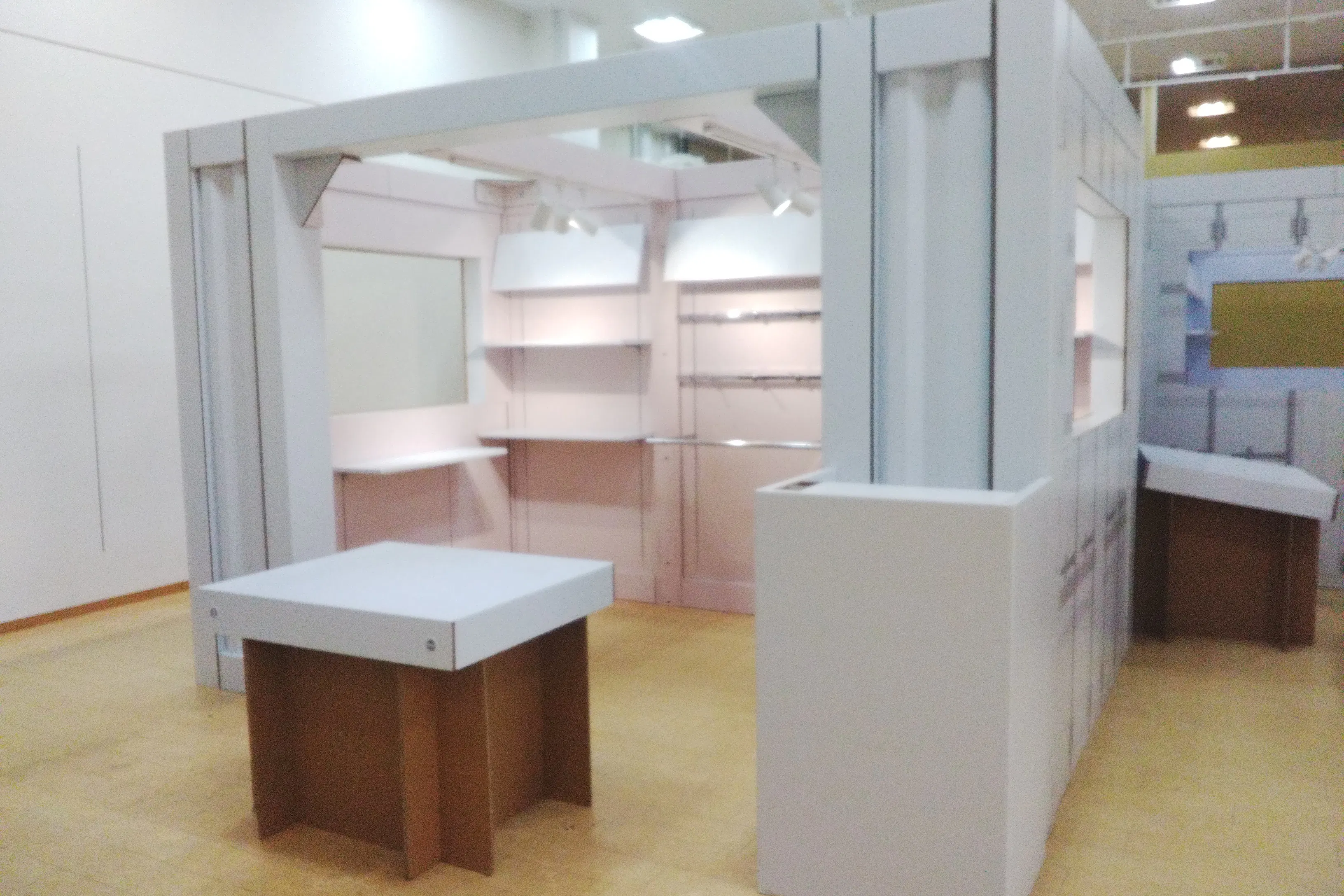 【イオンタウン守谷/POPUPピンク】ポップアップストアに最適な什器も充実したポップアップストア特設スペース