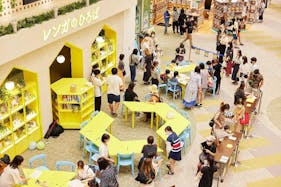 【あまがさきキューズモール】あまがさきキューズモール【メディア】「⑥‐bデジタルサイネージ・3階レンガのひろば+館内サイネージ」