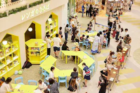 【あまがさきキューズモール】あまがさきキューズモール【メディア】「⑥‐bデジタルサイネージ・3階レンガのひろば+館内サイネージ」