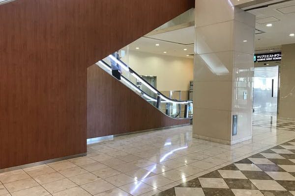 【ワールドビジネスガーデン】食物販に最適な超高層オフィスビルの飲食店街エリアの小規模スペース(マリブダイニング1階)