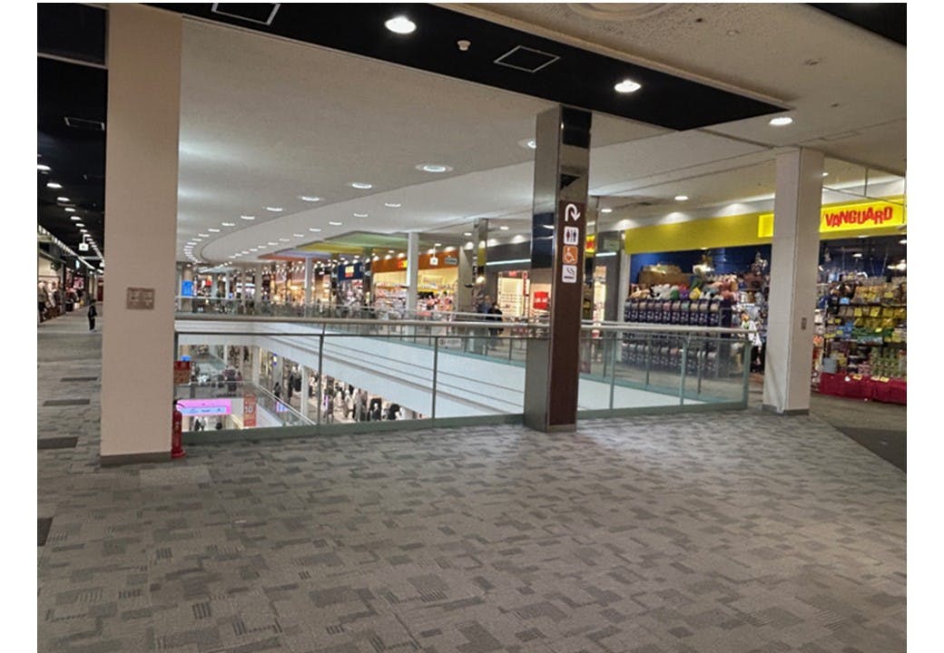 【イオンモール京都五条】3F　ブリッジ（西エスカレーター側）の画像