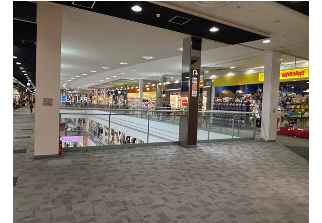 【イオンモール京都五条】3F　ブリッジ（西エスカレーター側）の画像