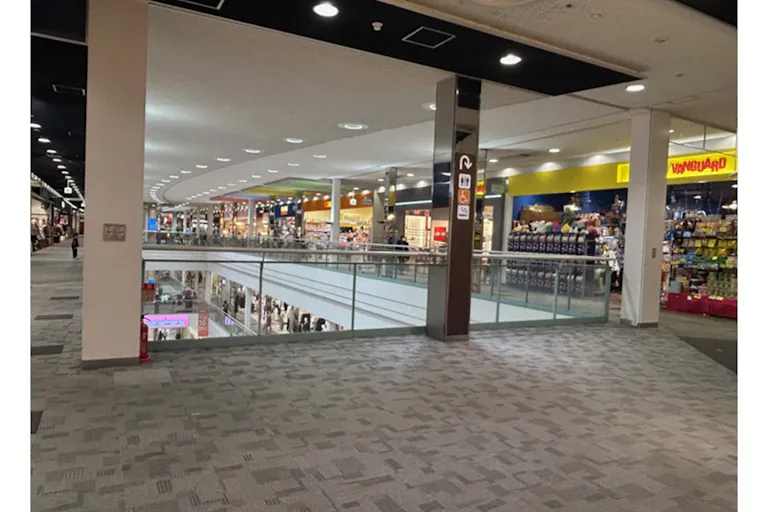 【イオンモール京都五条】3F ブリッジ(西エスカレーター側)の画像1