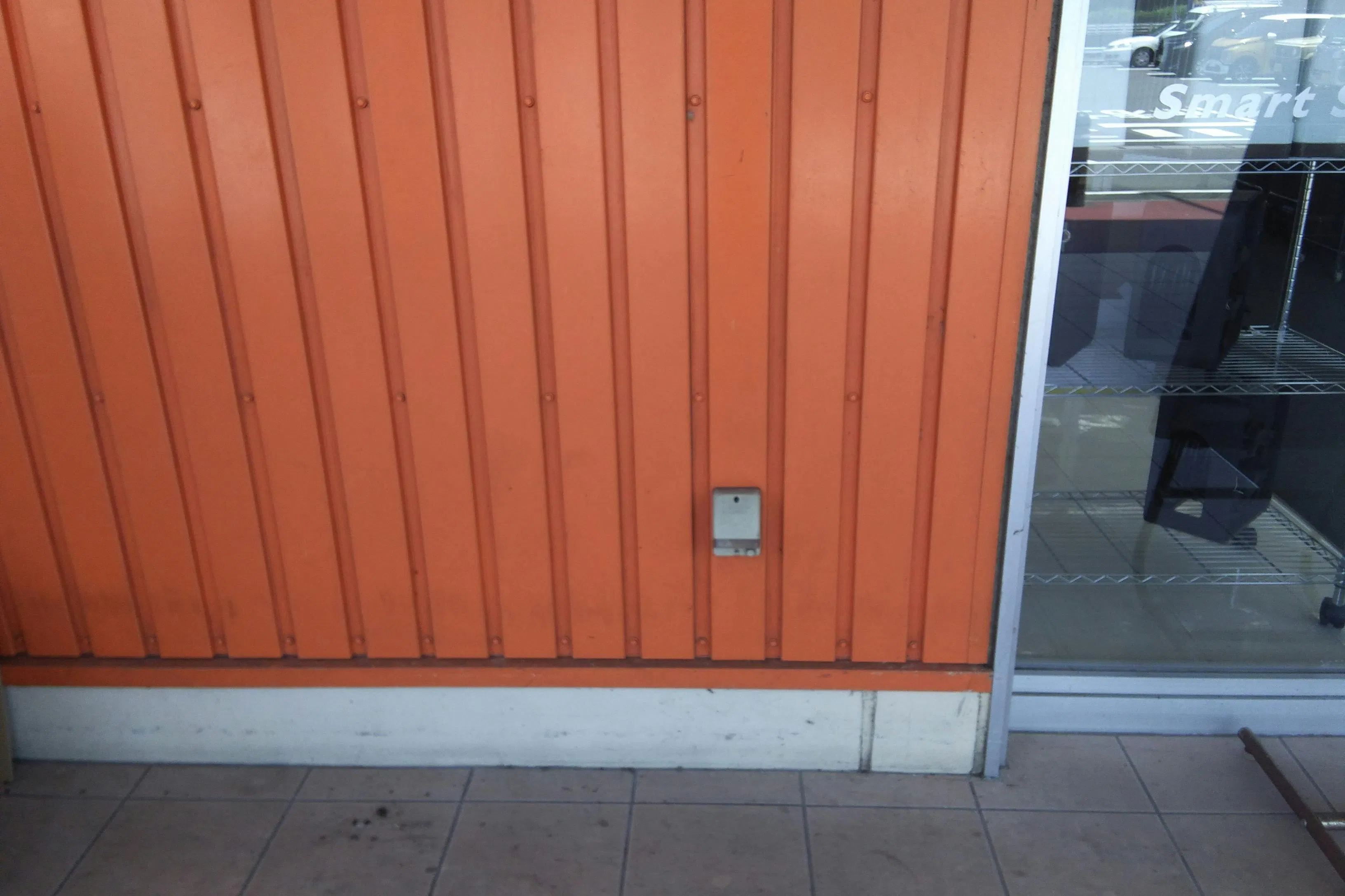 【ミスターマックス 西大分店】家電側入口 販促プロモーションや物販用途に最適な総合ディスカウントストアの催事イベントスペース