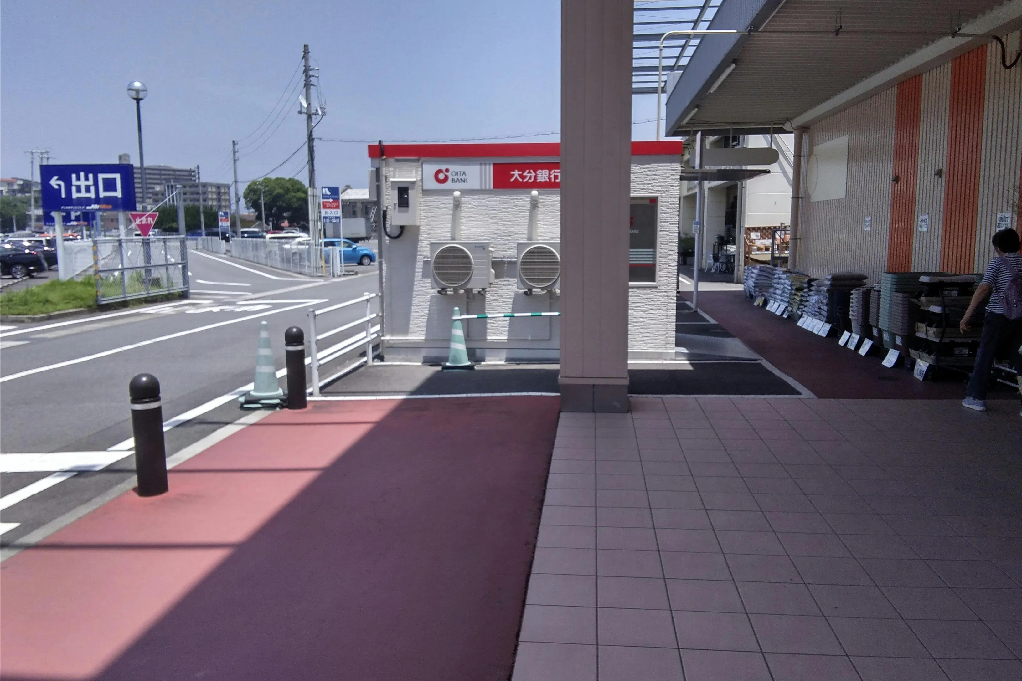 【ミスターマックス 西大分店】家電側入口 物販用途に最適な総合ディスカウントストアの催事イベントスペース