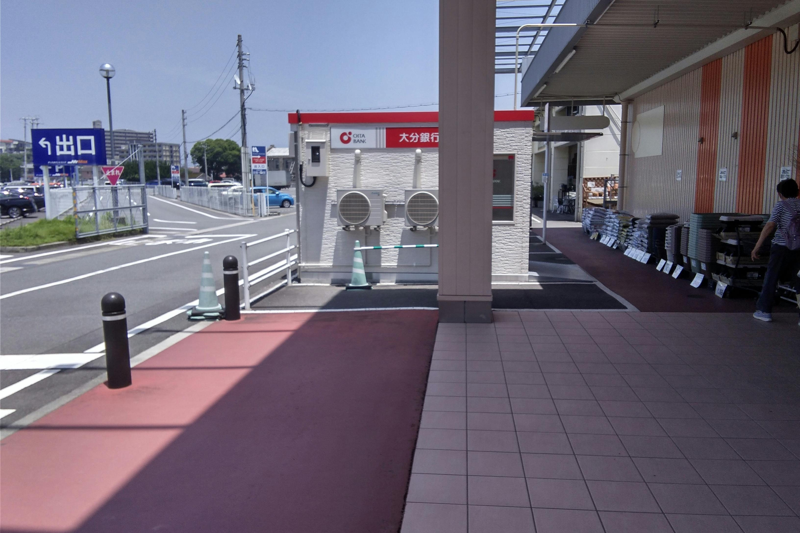 【ミスターマックス 西大分店】家電側入口 物販用途に最適な総合ディスカウントストアの催事イベントスペース