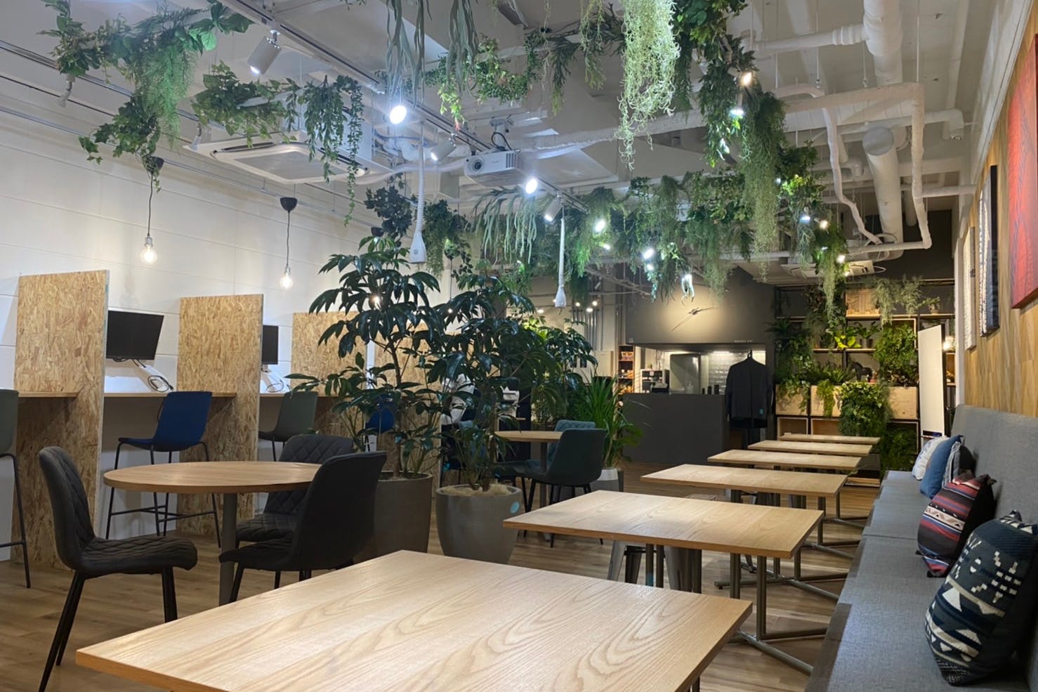 【神保町駅3分】ファミリーセールや撮影会、ポップアップストアの会場に適した音・映像・調光を可変できる緑を基調としたイベントスペース