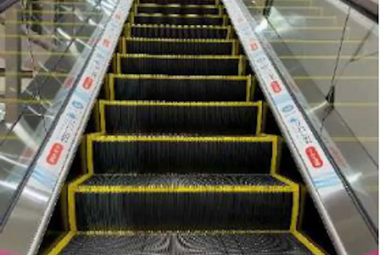 【イオンモール川口】モール内広告 エスカレーターインナーデッキの画像1