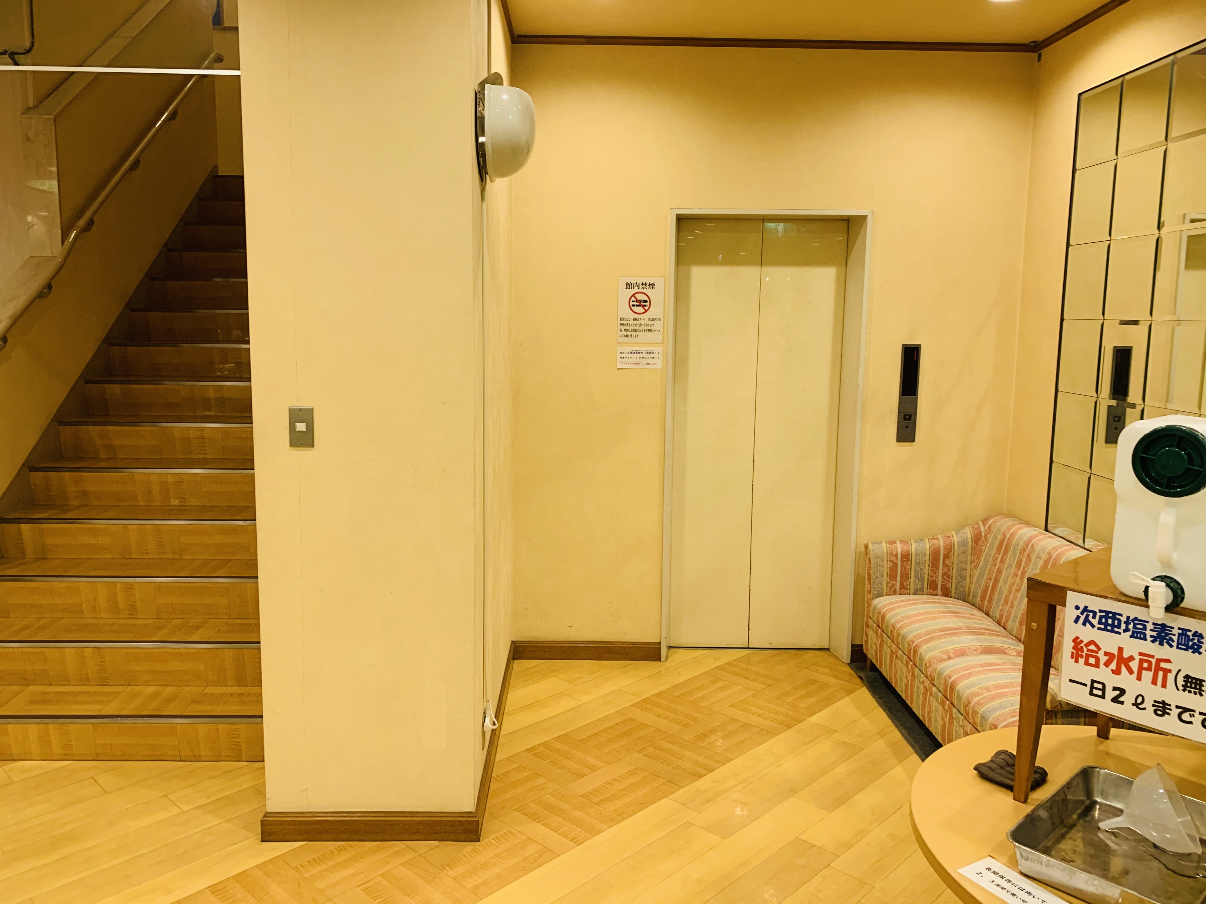 2Fへの階段およびエレベーター