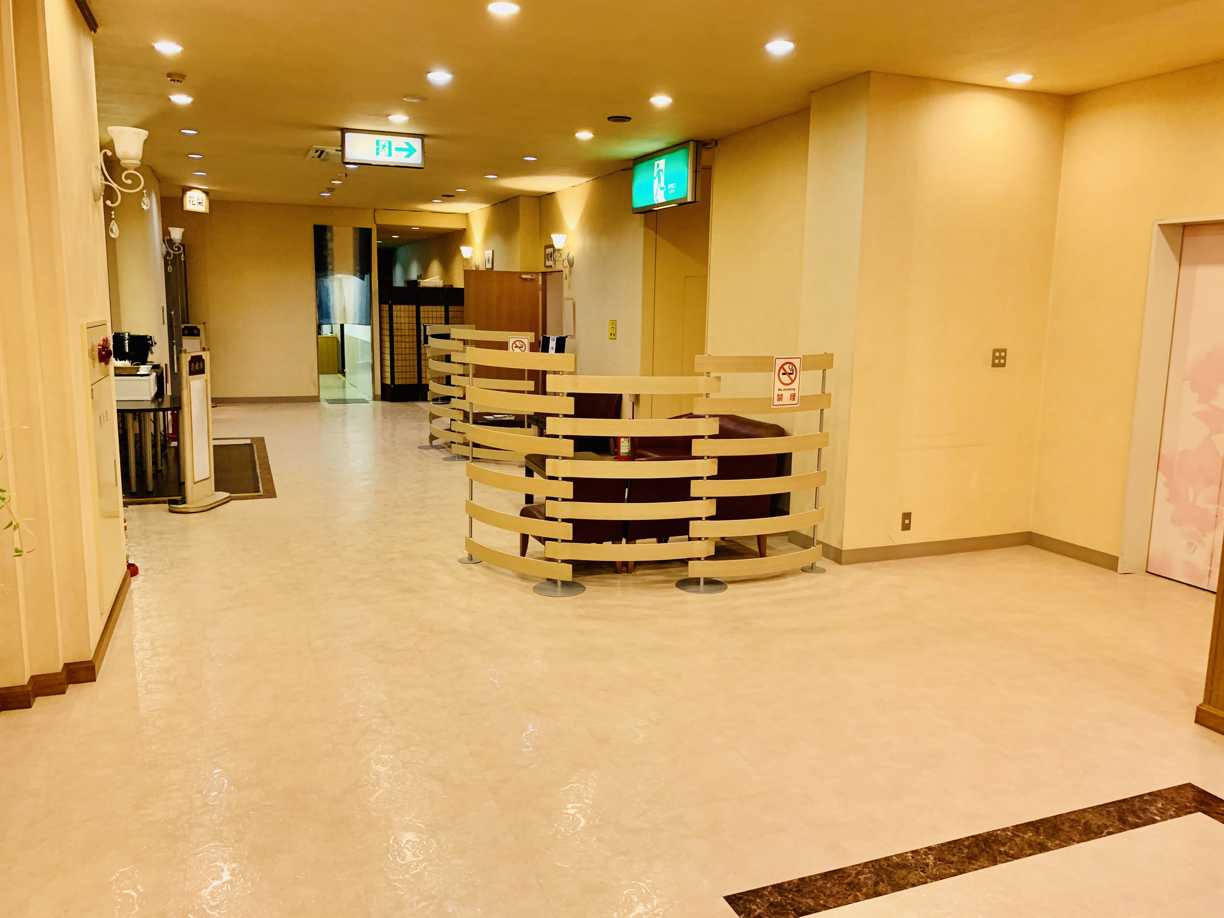 2F喫煙室から花梨の間は左奥に入口