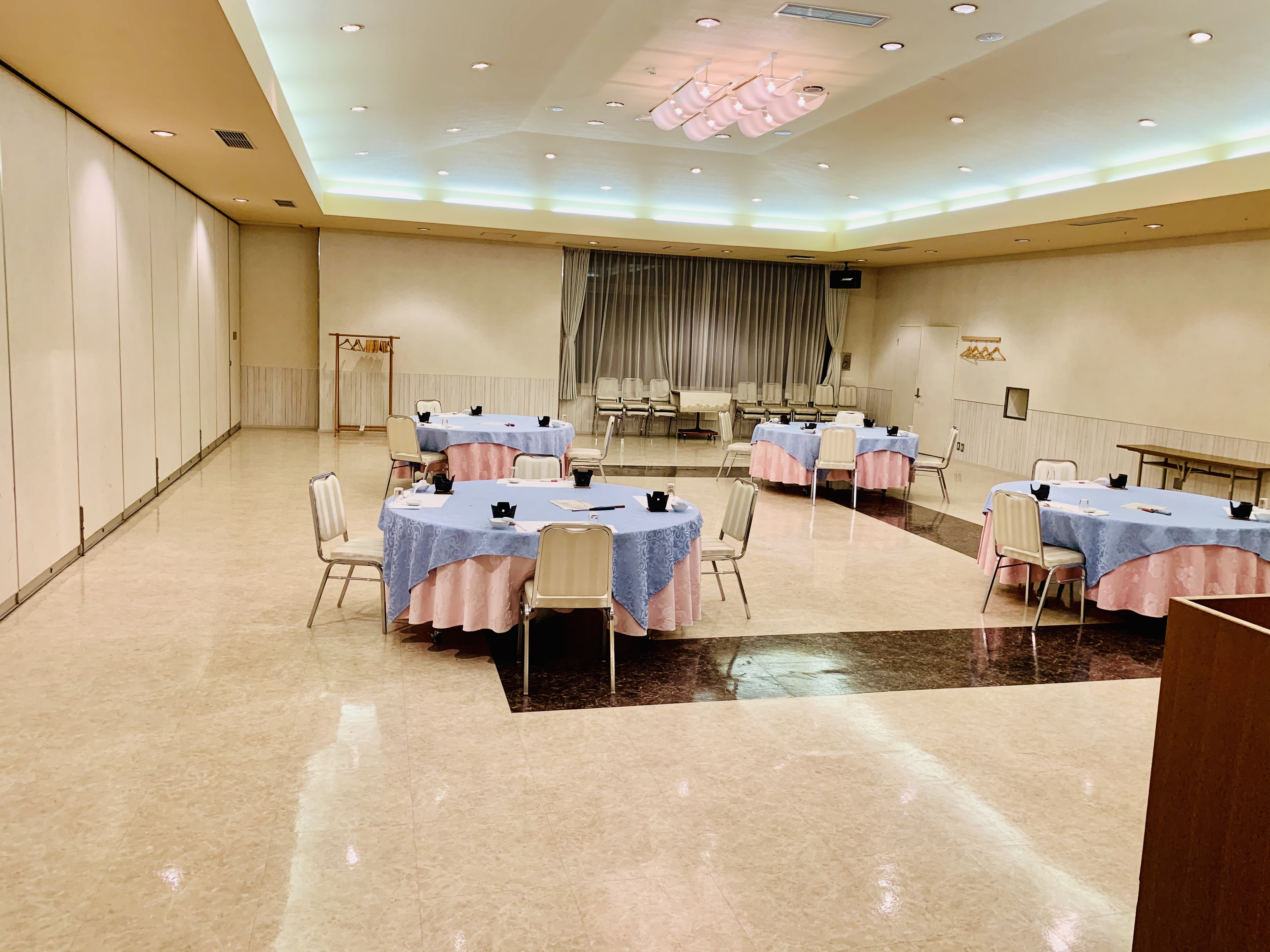 2階花梨の間：幅10ｍ奥行15ｍの大理石調シート床です。　