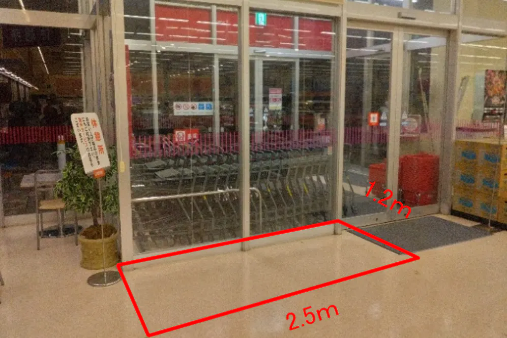 【マックスバリュ河辺店】店舗入り口脇 販促プロモーションや物販に最適なスーパー店内催事イベントスペース