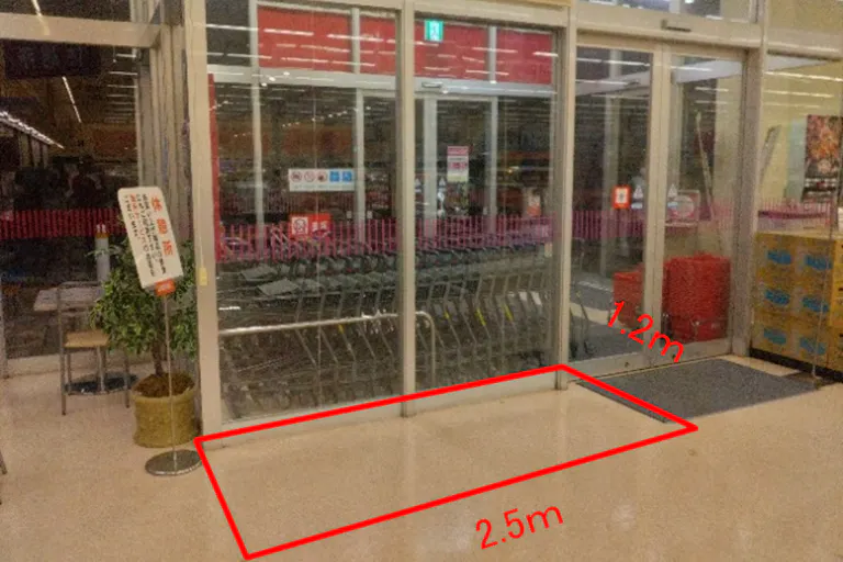 【マックスバリュ河辺店】店舗入り口脇 販促プロモーションや物販に最適なスーパー店内催事イベントスペースの画像1