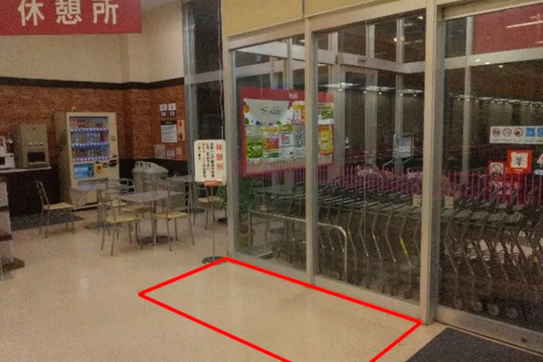 【マックスバリュ河辺店】店舗入り口脇 販促プロモーションや物販に最適なスーパー店内催事イベントスペースの画像2