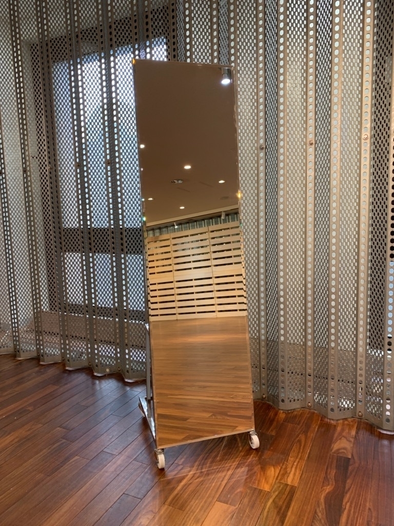 可動式の全身鏡がございます。