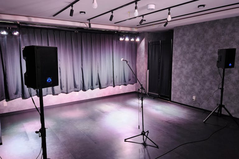 ããªãã°é§
4åãã¯ããŒãºãã€ãã³ãã«æé©ãªæ¥œåšã®æŒå¥ãã§ããé³é¿ç
§æããã€ãã³ãã¹ããŒã¹ã®ç»å3