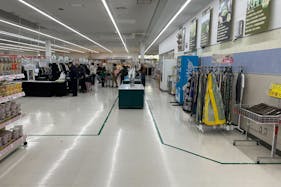 【いなげやあきる野新草花店】各種プロモーションイベントに最適なスーパーマーケットの店内薬局側入口スペース