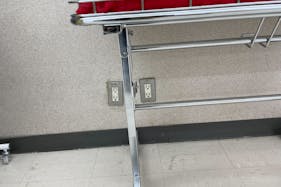 【いなげやあきる野新草花店】各種プロモーションイベントに最適なスーパーマーケットの店内薬局側入口スペース