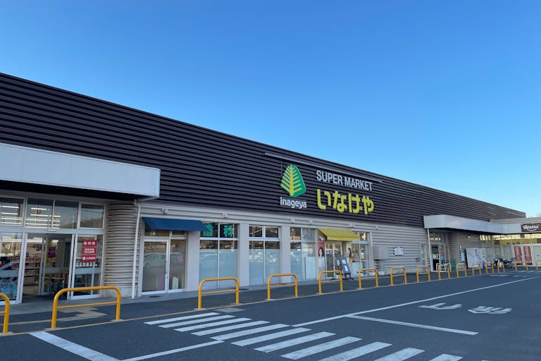 【いなげやあきる野新草花店】各種プロモーションイベントに最適なスーパーマーケットの店内薬局側入口スペースの画像1