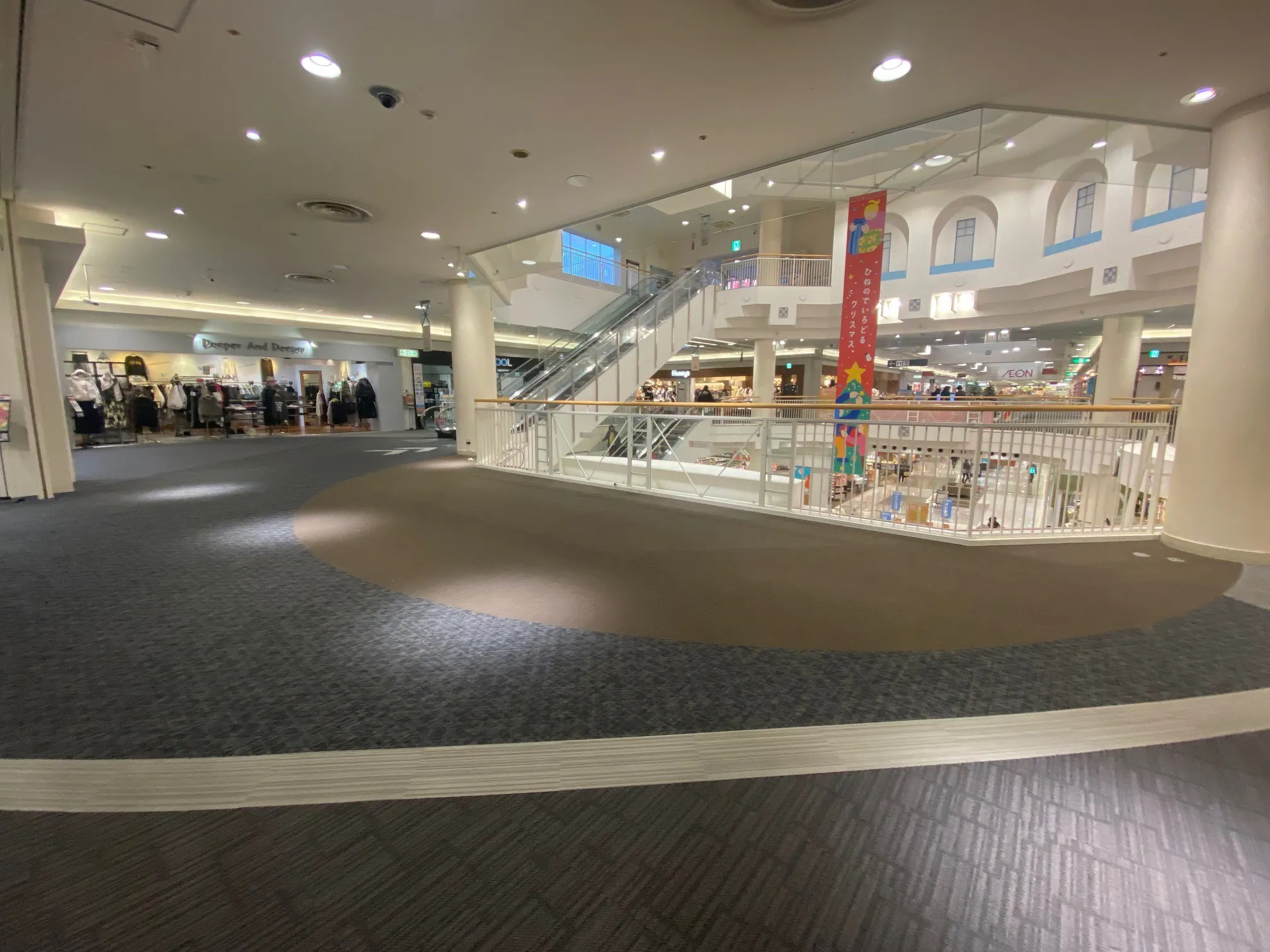 【イオンモール日根野*】【イオンモール日根野】2FブリッジB スペース（メガネの愛眼前）の画像