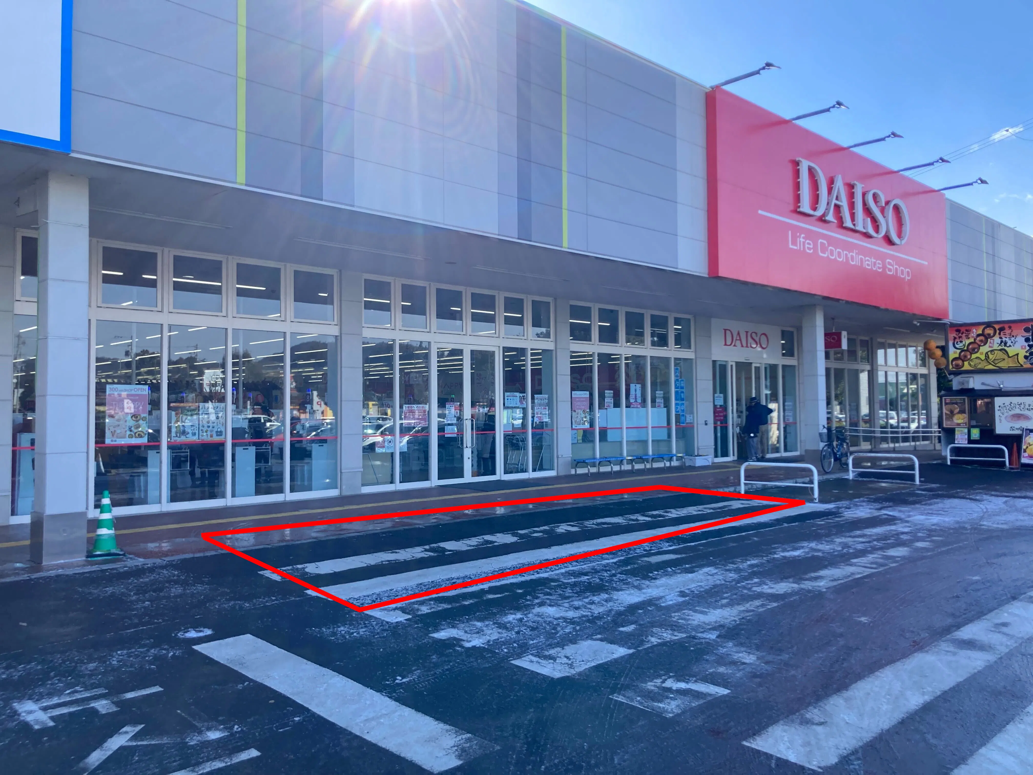 【イオンタウン各務原】キッチンカー等の移動販売に最適な生活雑貨テナント前にある屋外スペース