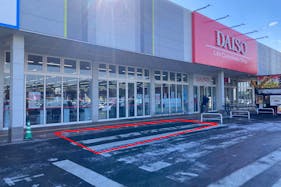 【イオンタウン各務原】キッチンカー等の移動販売に最適な生活雑貨テナント前にある屋外スペース