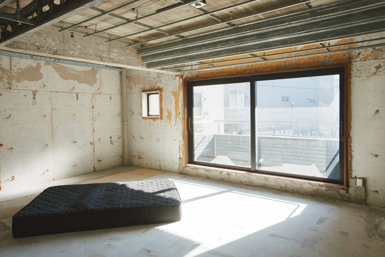 2F:F room / 黒いマットレス