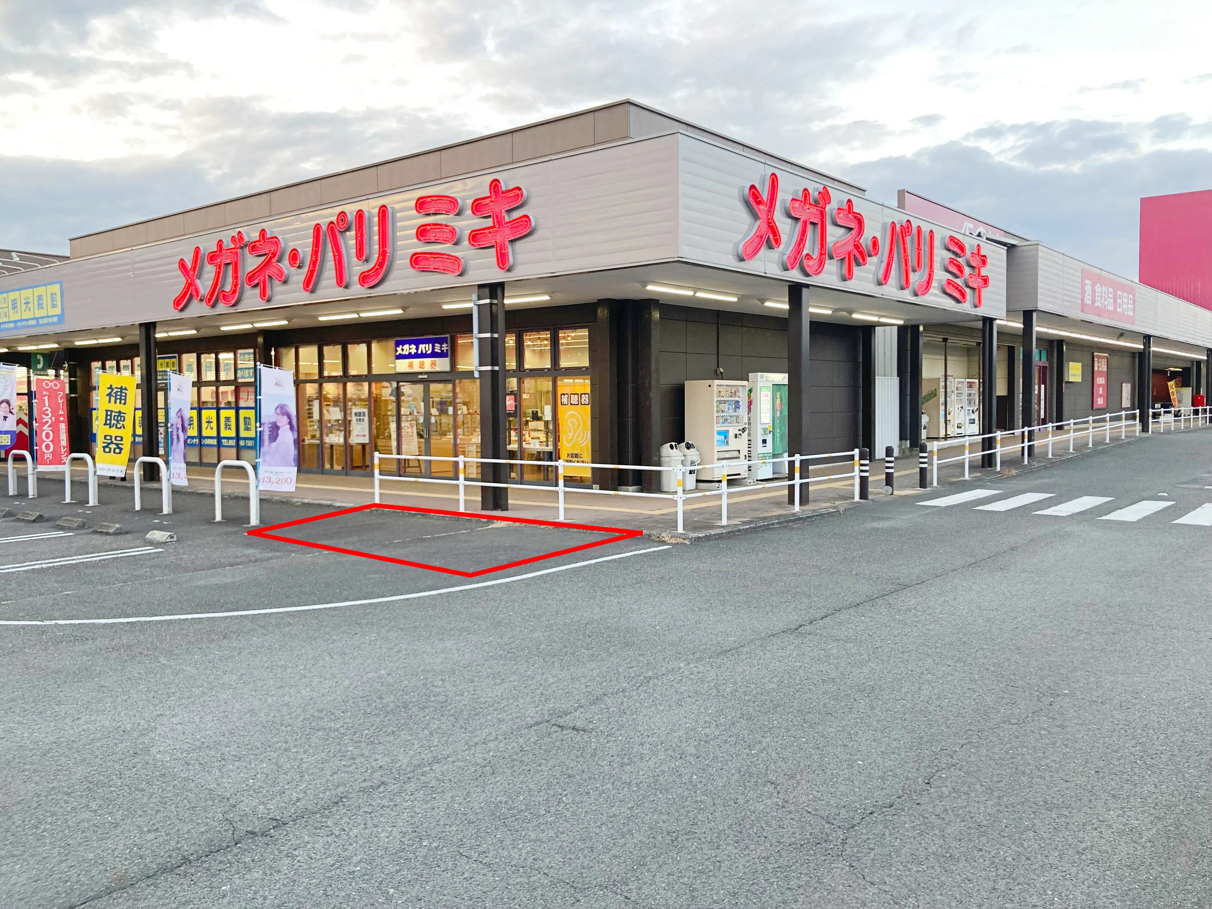 【イオンタウン浜岡】キッチンカー等の移動販売に最適な服飾雑貨テナント付近にある視認性の高いイベントスペース