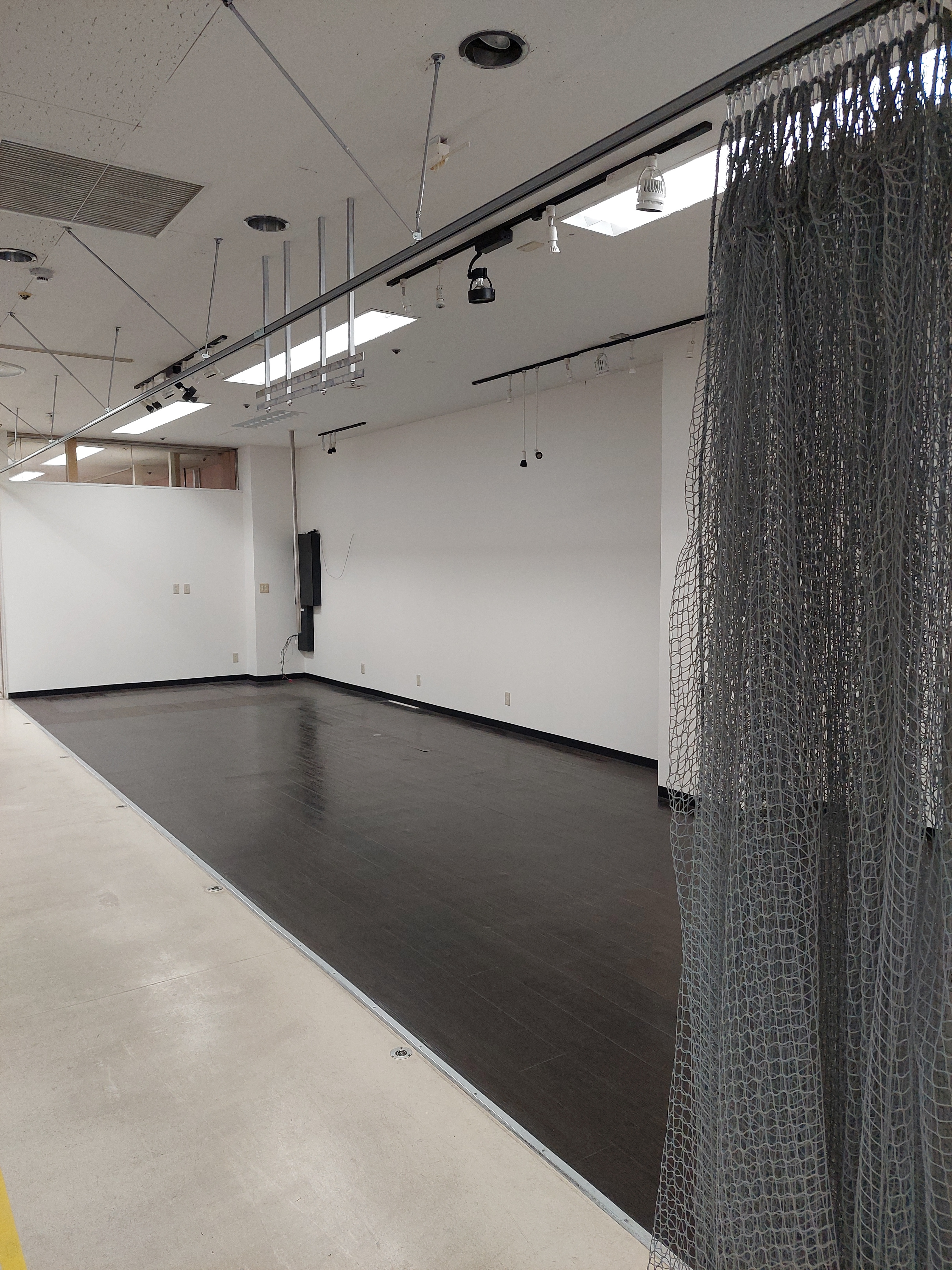 【メガセンタートライアル宇都宮店】販促プロモーションやポップアップストアに適した視認性の高い1階レジアウト付近のイベントスペース(半面貸しB:左側)【買取催事不可】